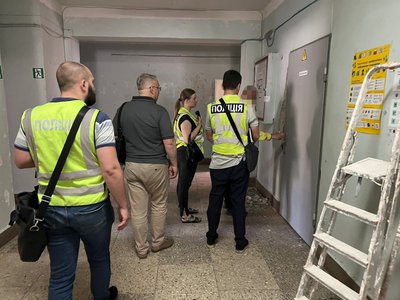 Слідчі дії у закладі охорони здоров'я Деснянського району Києва, 1 червня, 2023 р. Слідчі дії у закладі охорони здоров'я Деснянського району Києва, 1 червня, 2023 р.