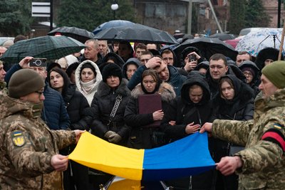 В Ужгороді попрощалися з полеглим вчителем та захисником Василем Габрусем В Ужгороді попрощалися з полеглим вчителем та захисником Василем Габрусем