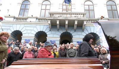 "Він мав геніальну фразу: "Всі ми тимчасові, а місто вічне". У Чернівцях прощаються з ексмером Миколою Федоруком "Він мав геніальну фразу: "Всі ми тимчасові, а місто вічне". У Чернівцях прощаються з ексмером Миколою Федоруком