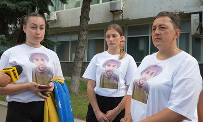 "Вірю, молюсь, чекаю": сум'яни вийшли на акцію підтримки бійців, що перебувають у полоні "Вірю, молюсь, чекаю": сум'яни вийшли на акцію підтримки бійців, що перебувають у полоні