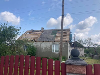 Через грозу й вітер на Рівненщині пошкоджені будинки, дитсадок, знеструмлені 16 населених пунктів, був ускладнений рух Через грозу й вітер на Рівненщині пошкоджені будинки, дитсадок, знеструмлені 16 населених пунктів, був ускладнений рух