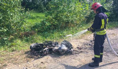 У селі Поляни Волочиської громади горів мотоцикл У селі Поляни Волочиської громади горів мотоцикл