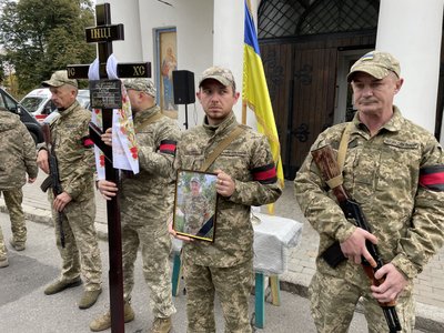 На Полтавщині попрощалися із чотирма військовими, які загинули на війні з РФ На Полтавщині попрощалися із чотирма військовими, які загинули на війні з РФ