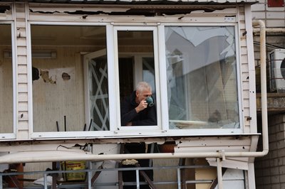 "Досі руки та ноги тремтять". Жителі Корабельного району Херсона розповіли про черговий обстріл РФ "Досі руки та ноги тремтять". Жителі Корабельного району Херсона розповіли про черговий обстріл РФ