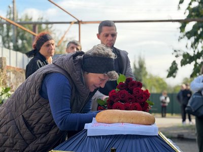 У Синельниковому прощаються з 15-річним, через удар РФ по відділенню логістичної компанії У Синельниковому прощаються з 15-річним, через удар РФ по відділенню логістичної компанії