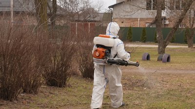 Кропивницькі парки й сквери обробляють від кліщів Кропивницькі парки й сквери обробляють від кліщів