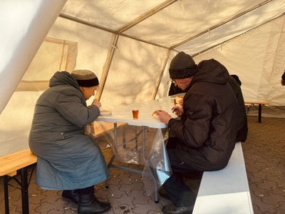 Годують і підтримують: у Черкасах "Червоний Хрест" роздавав безоплатні обіди Годують і підтримують: у Черкасах "Червоний Хрест" роздавав безоплатні обіди