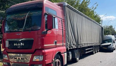 Маршрутка в'їхала у вантажівку: черкаська поліція з'ясовує обставини ДТП у Смілі Маршрутка в'їхала у вантажівку: черкаська поліція з'ясовує обставини ДТП у Смілі