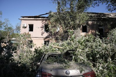 Дев'ять загиблих та потрощені будинки. Фоторепортаж з місця удару РФ по Дніпру