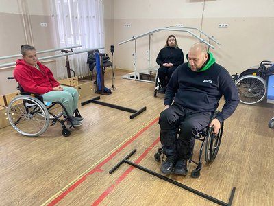 навчають керувати кріслом колісним