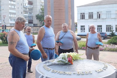 В Охтирці вшанували загиблих десантників В Охтирці вшанували загиблих десантників