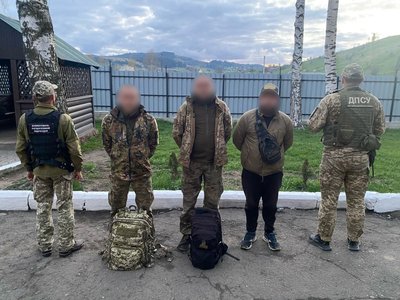 Зафіксувала фотопастка: троє жителів Черкащини намагались незаконно перетнути кордон через гори Зафіксувала фотопастка: троє жителів Черкащини намагались незаконно перетнути кордон через гори