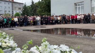 На Житомирщині попрощалися з трьома дітьми, які загинули внаслідок удару армії РФ На Житомирщині попрощалися з трьома дітьми, які загинули внаслідок удару армії РФ