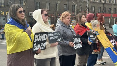 Люди під час хвилини мовчання у Миколаєві