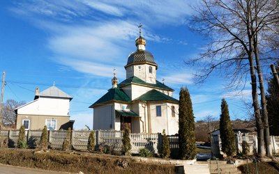 Церква Святої Троїці у селі Дубове Чернівецької області Церква Святої Троїці у селі Дубове Чернівецької області