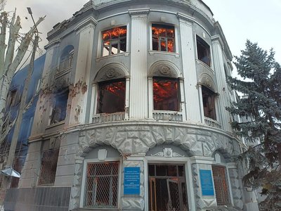 Одна з найстаріших у місті. Після обстрілу росіян згоріла будівля Донецькгеології у Бахмуті Одна з найстаріших у місті. Після обстрілу росіян згоріла будівля Донецькгеології у Бахмуті