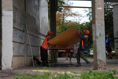 Комунальники прибирають на місці удару російських КАБів по Харкову Комунальники прибирають на місці удару російських КАБів по Харкову