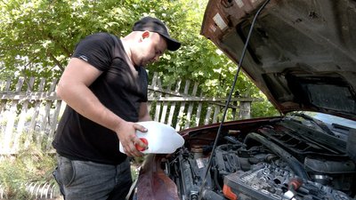 Тульчинські волонтери переобладнують автівки для військових та ремонтують бойові машини Тульчинські волонтери переобладнують автівки для військових та ремонтують бойові машини