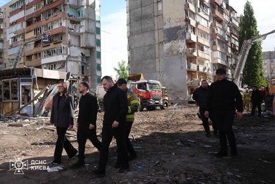 Президент поклав квіти біля дев'ятиповерхівки у Києві, куди влучила ракета РФ і вбила 24 людей Президент поклав квіти біля дев'ятиповерхівки у Києві, куди влучила ракета РФ і вбила 24 людей