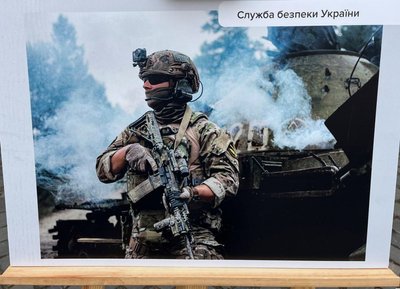 В Ужгороді відкрили фотовиставку у 1000-й день повномасштабної війни В Ужгороді відкрили фотовиставку у 1000-й день повномасштабної війни