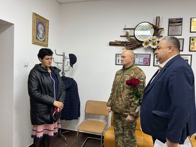 Матері загиблого 23-річного воїна з Волині вручили його посмертну нагороду Матері загиблого 23-річного воїна з Волині вручили його посмертну нагороду