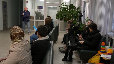 Люди в черзі у державній міграційній службі, жовтень 2025 року, Хмельницький Люди в черзі у державній міграційній службі, жовтень 2025 року, Хмельницький
