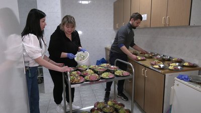 "Я буду займатися цим до повної перемоги України": волонтери щотижня годують військових в обласній лікарні "Я буду займатися цим до повної перемоги України": волонтери щотижня годують військових в обласній лікарні