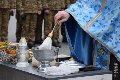 У Хмельницькому військові Нацгвардії відкрили меморіал на честь полеглих побратимів У Хмельницькому військові Нацгвардії відкрили меморіал на честь полеглих побратимів