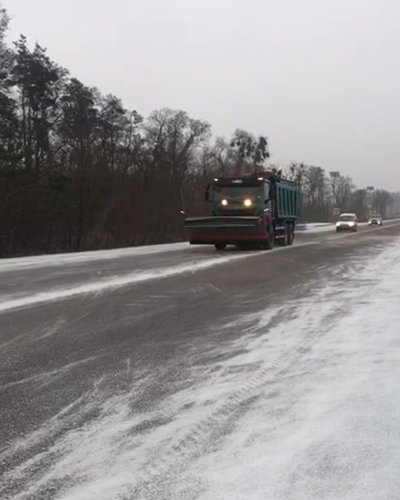 На дороги вийшла додаткова техніка. На Житомирщині долають наслідки снігопаду