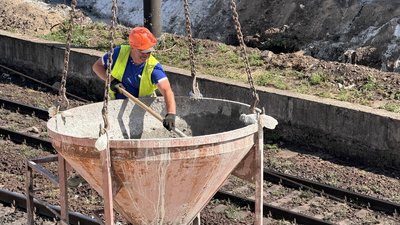 Будівництво шляхопроводу в Рясне: з обох сторін споруди вже влаштовано буронабивні палі
