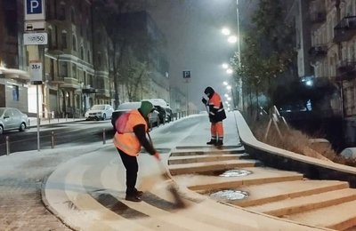Київ засипало снігом, дороги розчищає спецтехніка Київ засипало снігом, дороги розчищає спецтехніка