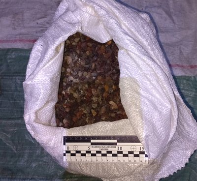 Віз 42 кілограми бурштину: на блокпосту поліція зупинила жителя Житомирщини Віз 42 кілограми бурштину: на блокпосту поліція зупинила жителя Житомирщини