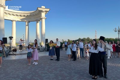 У центрі Полтави влаштували благодійні танці, аби зібрати гроші на авто для ЗСУ У центрі Полтави влаштували благодійні танці, аби зібрати гроші на авто для ЗСУ