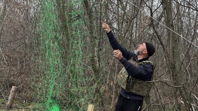 Дороги облаштовують антидроновими сітками Донецька область 28 листопада 2025 рік Дороги облаштовують антидроновими сітками Донецька область 28 листопада 2025 рік