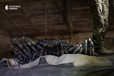 Екіпаж бронегрупи першого батальйону 40 бригади берегової оборони споряджає БМП перед бойовим виїздом