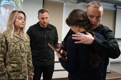 В Одесі вручили нагороду сім'ї загиблого прикордонника Ігоря Іванова В Одесі вручили нагороду сім'ї загиблого прикордонника Ігоря Іванова