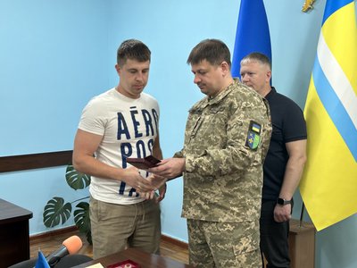 У Кременчуці родинам передали посмертні нагороди семи загиблих військових У Кременчуці родинам передали посмертні нагороди семи загиблих військових