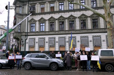 "Це — наше місто, це — наше серце": одесити розповіли про вчорашню атаку РФ та вийшли на пікет "Це — наше місто, це — наше серце": одесити розповіли про вчорашню атаку РФ та вийшли на пікет
