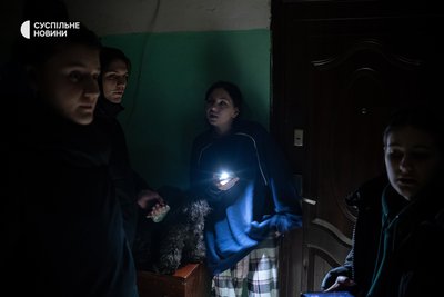 Молодь у темному підʼїзді багатоповерхівки в Соломʼянському районі у Києві, яка постраждала від уламків російського безпілотника, 12 січня 2026 року Молодь у темному підʼїзді багатоповерхівки в Соломʼянському районі у Києві, яка постраждала від уламків російського безпілотника, 12 січня 2026 року