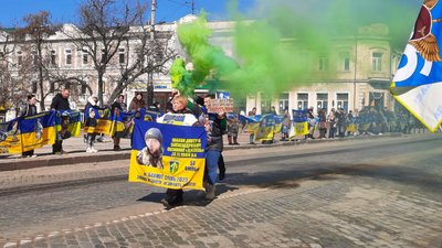 У Кропивницькому вперше розгорнули восьмиметровий банер зі світлинами полонених та зниклих бійців 57 бригади У Кропивницькому вперше розгорнули восьмиметровий банер зі світлинами полонених та зниклих бійців 57 бригади
