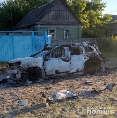 На Сумщині росіяни вразили FPV-дроном поліцейські машину: є поранений На Сумщині росіяни вразили FPV-дроном поліцейські машину: є поранений