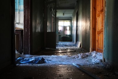 Наслідки удару дрона поблизу гуртожитку у Харкові Наслідки удару дрона поблизу гуртожитку у Харкові