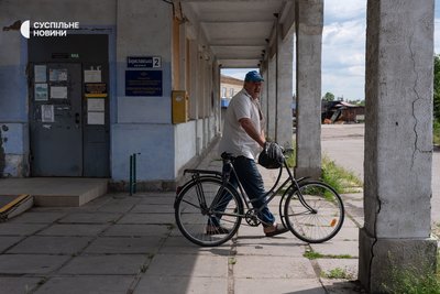 Чоловік біля будівлі автостанції у Нововоронцовці на Херсонщині, 25 травня 2026 року Чоловік біля будівлі автостанції у Нововоронцовці на Херсонщині, 25 травня 2026 року
