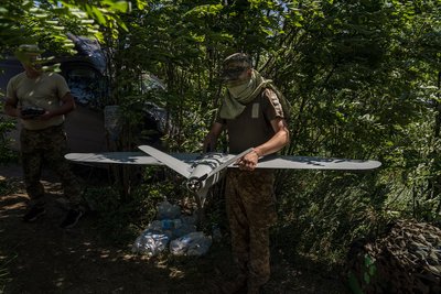 Українські військові готують безпілотник військової розвідки Leleka до польоту на одній з ділянок фронту на сході України, 10 червня 2024 року. Українські військові готують безпілотник військової розвідки Leleka до польоту на одній з ділянок фронту на сході України, 10 червня 2024 року.