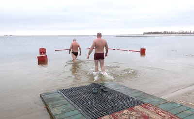 Освячували воду та купалися у Дніпрі: у Черкасах відзначили Водохреще Освячували воду та купалися у Дніпрі: у Черкасах відзначили Водохреще