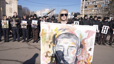 У Вінниці у день народження "Грєнки" провели персоналізовану хвилину мовчання У Вінниці у день народження "Грєнки" провели персоналізовану хвилину мовчання