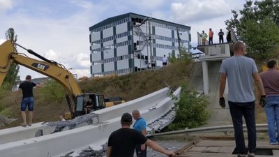 На Черкащині на трасі Київ — Одеса обвалився пішохідний міст: що відомо На Черкащині на трасі Київ — Одеса обвалився пішохідний міст: що відомо