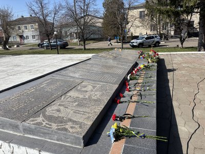Квіти біля стели памʼяті загиблих у роки Другої світової війни Квіти біля стели памʼяті загиблих у роки Другої світової війни