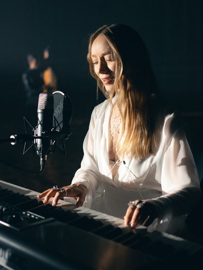 Фронтвумен гурту LELÉKA Вікторія Лелека Фронтвумен гурту LELÉKA Вікторія Лелека