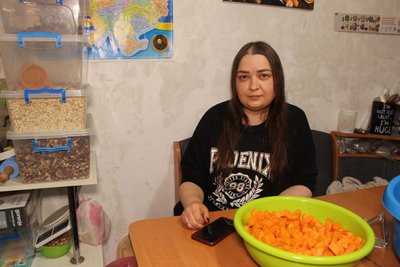"Що просять наші хлопчики, ми допомагаємо те купувати". Як в Охтирці волонтери підтримують ЗСУ